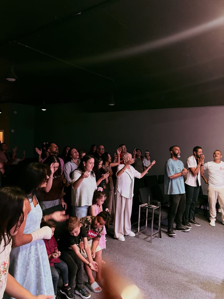 Famílias reunidas no Culto da Família na Liberty Philadelphia Church