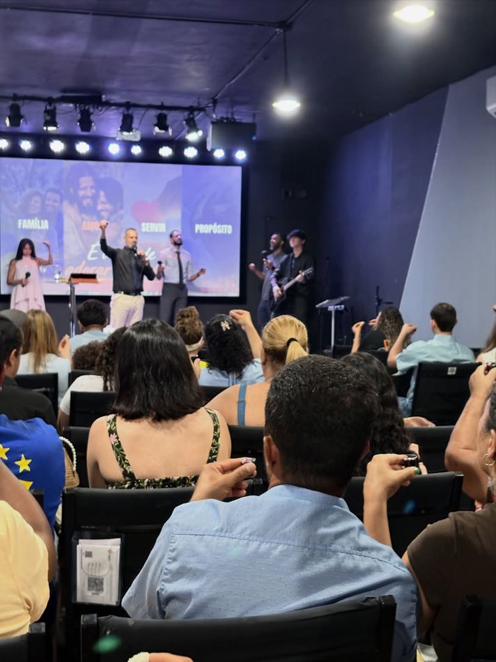 Equipe de louvor conduzindo a adoração diante da congregação na Liberty
