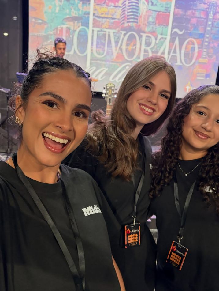 Equipe de mídia voluntária da Liberty nos bastidores