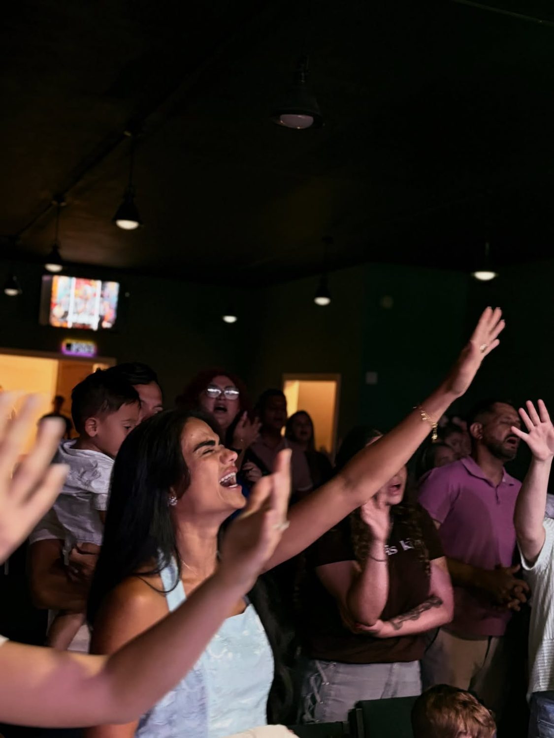 Congregação em adoração no culto da Liberty Philadelphia Church
